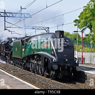 La classe A4 Pacific Locomotive à vapeur no.60009 "Union de l'Afrique du Sud' double-titre avec la classe LMS 5 No44871, 'La Grande-bretagne XII" spécial à la vitesse. Banque D'Images