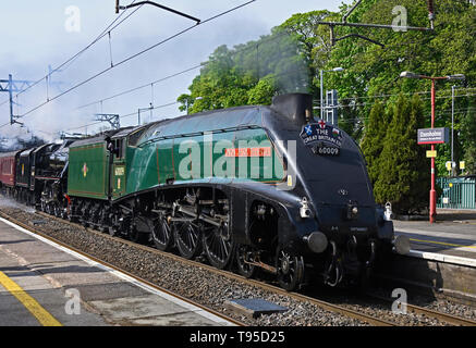 La classe A4 Pacific Locomotive à vapeur no.60009 "Union de l'Afrique du Sud' double-titre avec la classe LMS 5 No44871, 'La Grande-bretagne XII" spécial à la vitesse. Banque D'Images