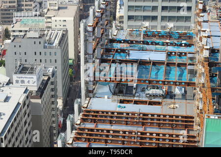 TOKYO, JAPON - 18 avril 2019 : vue aérienne d'un grand bâtiment en cours de construction dans le quartier Bunkyo de Tokyo. Banque D'Images