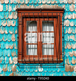 Square architecture de lambris en bois de mélèze turquoise avec fenêtre façade à Puerto Varas, traditionnelle dans le lake district du chili et de la Patagonie, au Chili. Banque D'Images