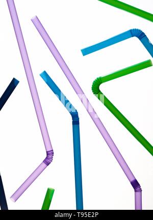Des pailles en plastique de boisson sur un tableau blanc. Banque D'Images