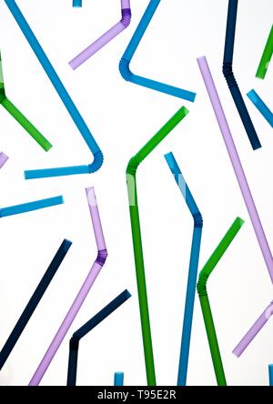 Des pailles en plastique de boisson sur un tableau blanc. Banque D'Images