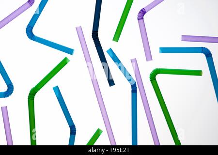 Des pailles en plastique de boisson sur un tableau blanc. Banque D'Images