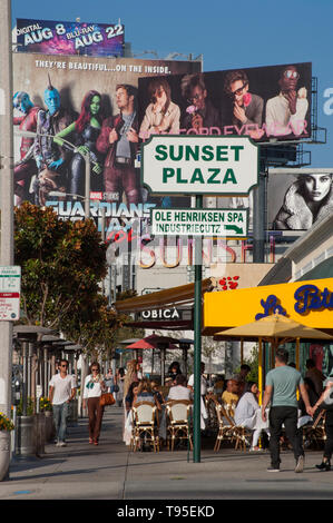 Des terrasses de cafés et de panneaux publicitaires géants au Sunset Plaza domaine de la Sunset Strip à Los Angeles, CA Banque D'Images