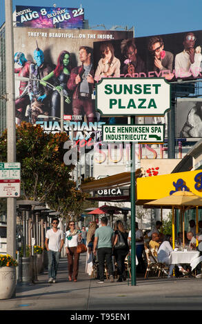 Des terrasses de cafés et de panneaux publicitaires géants au Sunset Plaza domaine de la Sunset Strip à Los Angeles, CA Banque D'Images