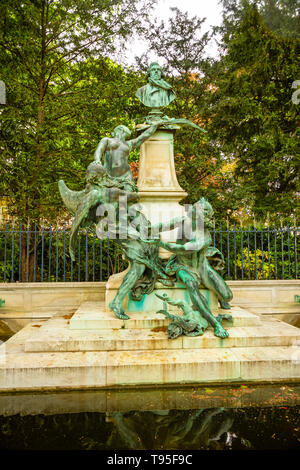 Paris, France - 24.04.2019 : l'une des sculptures dans le jardin du Luxembourg à Paris, France Banque D'Images