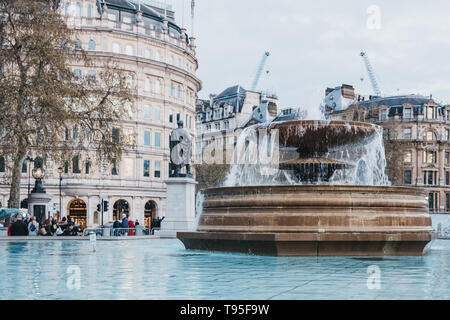 Londres, Royaume-Uni - 14 Avril 2019 : Fontaine sur Trafalgar Square, une place publique à Charing Cross de Londres qui abrite certains des meilleurs Londres attracti Banque D'Images