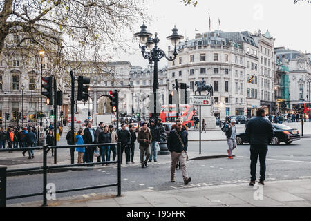 Londres, Royaume-Uni - 14 Avril 2019 : personnes en attente de traverser la route à côté de Trafalgar Square, une place publique à Charing Cross de Londres qui dispose de Banque D'Images