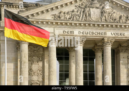 Drapeau national allemand à côté de l'ancien Reichstag, Berlin, Allemagne. Banque D'Images