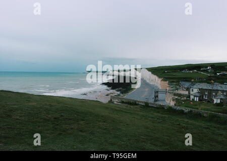 Donnant sur un shot de Beachy Head, England, UK sur un jour nuageux et venteux Banque D'Images