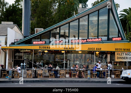 Les gens à manger sur le Mel's Sunset Strip Banque D'Images