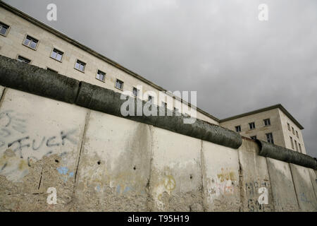 L'Detlev-Rohwedder-Haus bâtiment (anciennement le RLM / Ministère de l'air nazie en bâtiment WW2) derrière le mur de Berlin, Berlin, Allemagne. Banque D'Images