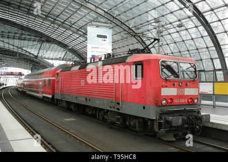 Locomotive électrique de classe 143 et de train à l'Hauptbahnhof, Berlin, Allemagne. Banque D'Images