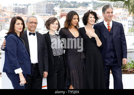 Cannes, France. 16 mai, 2019. Hiam Abbass, Yasmina Khadra, Elea Gobbe-Mevellec, Zita Hanrot, Zabou Breitman et Simon Abkarian au "Les Hirondelles de Kaboul/Les Hirondelles de Kaboul" pendant une séance de la 72e édition du Festival de Cannes au Palais des Festivals le 16 mai 2019 à Cannes, France Crédit : Geisler-Fotopress GmbH/Alamy Live News Banque D'Images