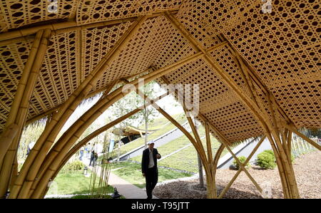 (190516) -- BEIJING, 16 mai 2019 (Xinhua) -- Les touristes visiter l'INBAR (Organisation International Bamboo and Rattan) Jardin de l'Exposition Horticole Internationale de Beijing 2019 (Expo 2019) Beijing dans le district de Yanqing, Beijing, capitale de la Chine, le 16 mai 2019. Le jeudi est le jour de l'honneur de l'Organisation internationale le bambou et le rotin. (Xinhua/Li Xin) Banque D'Images