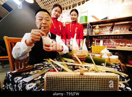 (190516) -- BEIJING, 16 mai 2019 (Xinhua) -- le tissage bambou peintre Zhang Deming démontre la façon de faire un artisanat de bambou dans le district de Yanqing, Beijing, capitale de la Chine, le 16 mai 2019. Le jeudi est le jour de l'honneur de l'Organisation internationale le bambou et le rotin. (Xinhua/Li Xin) Banque D'Images