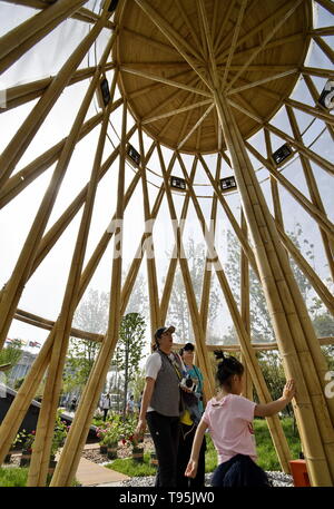 (190516) -- BEIJING, 16 mai 2019 (Xinhua) -- Les touristes visiter l'INBAR (Organisation International Bamboo and Rattan) Jardin de l'Exposition Horticole Internationale de Beijing 2019 (Expo 2019) Beijing dans le district de Yanqing, Beijing, capitale de la Chine, le 16 mai 2019. Le jeudi est le jour de l'honneur de l'Organisation internationale le bambou et le rotin. (Xinhua/Li Xin) Banque D'Images