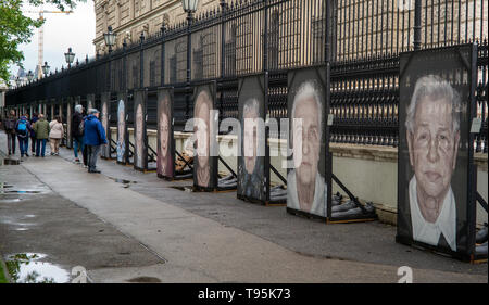 Vienne, Autriche. 16 mai, 2019. Les gens voir photo portraits de survivants de l'holocauste pendant la Seconde Guerre mondiale (WWII) lors d'une exposition nommée n'oublions jamais dans la rue à Vienne, Autriche, le 16 mai 2019. L'exposition photo, photographe portraits montrant tourné par Luigi Toscano, ont démarré le 7 mai et durera jusqu'au 31 mai. Credit : Guo Chen/Xinhua/Alamy Live News Banque D'Images