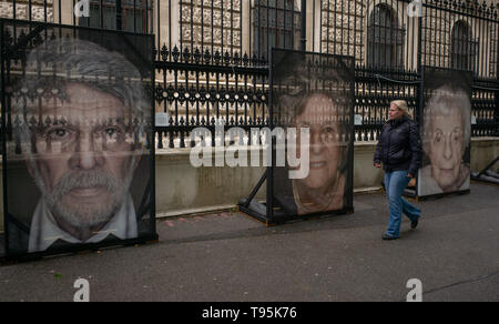 Vienne, Autriche. 16 mai, 2019. Photo portraits de survivants de l'holocauste dans la seconde guerre mondiale sont présentés lors d'une exposition nommée n'oublions jamais dans la rue à Vienne, Autriche, le 16 mai 2019. L'exposition photo, photographe portraits montrant tourné par Luigi Toscano, ont démarré le 7 mai et durera jusqu'au 31 mai. Credit : Guo Chen/Xinhua/Alamy Live News Banque D'Images