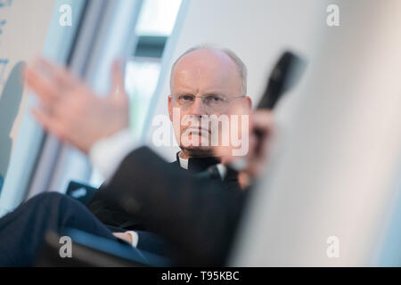 Bonn, Allemagne. 16 mai, 2019. Soccer : réunion-débat "l'adhésif ? Le rôle du football à l'Allemagne, par l'Académie de Bonn pour la recherche et l'enseignement de la politique pratique : Franz-Josef Overbeck, évêque de la Ruhr, est assis sur le podium. Crédit : Rolf Vennenbernd/dpa/Alamy Live News Banque D'Images