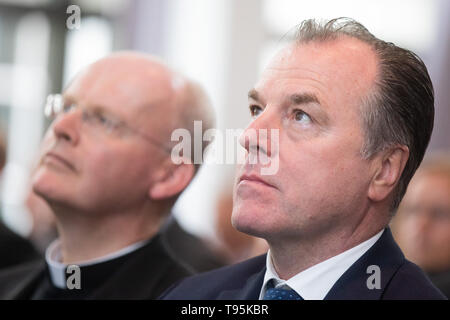 Bonn, Allemagne. 16 mai, 2019. Soccer : réunion-débat "l'adhésif ? Le rôle du football à l'Allemagne, par l'Académie de Bonn pour la recherche et l'enseignement de la politique pratique : Clemens Tönnies (r), Président du Conseil de Surveillance de FC Schalke 04, et Franz-Josef Overbeck, évêque de la Ruhr, assis côte à côte. Crédit : Rolf Vennenbernd/dpa/Alamy Live News Banque D'Images