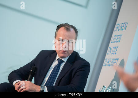 Bonn, Allemagne. 16 mai, 2019. Soccer : réunion-débat "l'adhésif ? Le rôle du football à l'Allemagne, par l'Académie de Bonn pour la recherche et l'enseignement de la politique pratique : Clemens Tönnies, Président du Conseil de Surveillance de FC Schalke 04, sur le podium. Crédit : Rolf Vennenbernd/dpa/Alamy Live News Banque D'Images