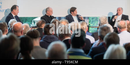 Bonn, Allemagne. 16 mai, 2019. Soccer : réunion-débat "l'adhésif ? Le rôle du football à l'Allemagne, par l'Académie de Bonn pour la recherche et l'enseignement de la politique pratique : Clemens Tönnies (l-r), Président du Conseil de Surveillance de FC Schalke 04, Franz-Josef Overbeck, Ruhrbischof, Michael Bröcker, rédacteur en chef du Rheinische Post, et Uli Hoeness, président du FC Bayern Munich s'asseoir sur le podium. Crédit : Rolf Vennenbernd/dpa/Alamy Live News Banque D'Images