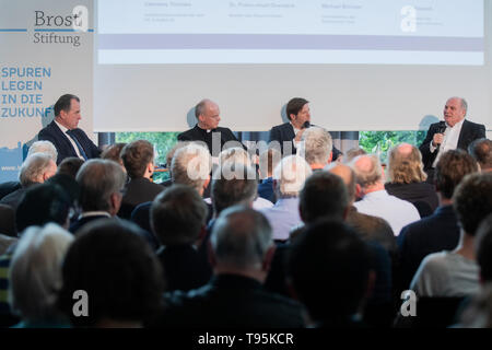 Bonn, Allemagne. 16 mai, 2019. Soccer : réunion-débat "l'adhésif ? Le rôle du football à l'Allemagne, par l'Académie de Bonn pour la recherche et l'enseignement de la politique pratique : Clemens Tönnies (l-r), Président du Conseil de Surveillance de FC Schalke 04, Franz-Josef Overbeck, Ruhrbischof, Michael Bröcker, rédacteur en chef du Rheinische Post, et Uli Hoeness, président du FC Bayern Munich s'asseoir sur le podium. Crédit : Rolf Vennenbernd/dpa/Alamy Live News Banque D'Images