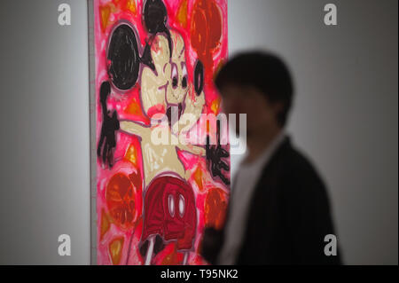 Malaga, Malaga, Espagne. 16 mai, 2019. Propriétaire d'une galerie Shinji Nanzuka vu regarder un tableau pendant l'exposition au centre culturel.faire quelque chose de différent (TMS) est une grande tendance pop de XXI' exhibition contenant plus de 60 œuvres d'artistes différents. Les œuvres sont fondées sur le pop art Crédit : Jésus Merida/SOPA Images/ZUMA/Alamy Fil Live News Banque D'Images