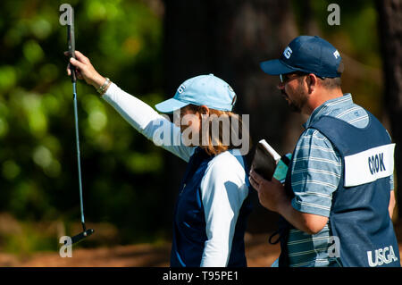 Southern Pines, North Carolina, USA. 16 mai, 2019. 16 mai 2019 - Southern Pines, North Carolina, États-Unis - NODJYA COOK de Columbus, Indiana s'aligne sur la troisième verte pendant le premier tour de l'USGA États-unis 2e Senior Women's Open Championship à Pine Needles Lodge & Golf Club, le 16 mai 2019 à Southern Pines, Caroline du Nord. C'est le sixième championnat d'USGA à aiguilles de pins datant de 1989. Credit : Timothy L. Hale/ZUMA/Alamy Fil Live News Banque D'Images