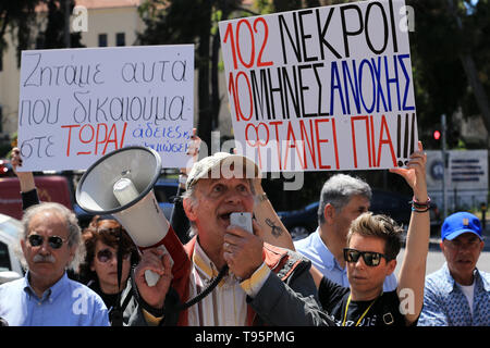 (190516) -- Athènes, 16 mai 2019 (Xinhua) -- Les résidents de Mati et Kineta, stations côtières qui ont été endommagés par les feux de forêt, de protestation à Athènes, Grèce, le 16 mai 2019. Dix mois après avoir perdu sa famille, amis, voisins, des maisons et de bonheur pendant les incendies qui ont ravagé une fois deux stations côtières idyllique près d'Athènes, un groupe de victimes d'incendie grecs ont protesté le jeudi à l'extérieur du Ministère de l'environnement grec par les retards dans le processus de reconstruction. Le 23 juillet 2018, deux incendies qui ont éclaté à Kineta, à 45 kilomètres à l'ouest de la capitale grecque et en mati, 30 km à l'Est, a affirmé Banque D'Images