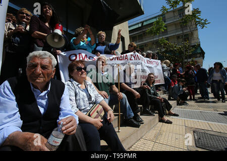 (190516) -- Athènes, 16 mai 2019 (Xinhua) -- Les résidents de Mati et Kineta, stations côtières qui ont été endommagés par les feux de forêt, de protestation à Athènes, Grèce, le 16 mai 2019. Dix mois après avoir perdu sa famille, amis, voisins, des maisons et de bonheur pendant les incendies qui ont ravagé une fois deux stations côtières idyllique près d'Athènes, un groupe de victimes d'incendie grecs ont protesté le jeudi à l'extérieur du Ministère de l'environnement grec par les retards dans le processus de reconstruction. Le 23 juillet 2018, deux incendies qui ont éclaté à Kineta, à 45 kilomètres à l'ouest de la capitale grecque et en mati, 30 km à l'Est, a affirmé Banque D'Images