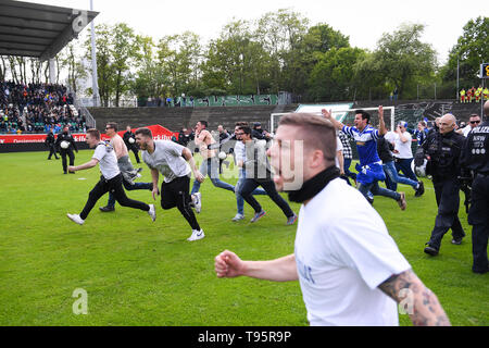 Muenster, Deutschland. Le 11 mai, 2019. KSC fans cheer sur la montée et la tempête. GES/Soccer/3e Ligue : Preussen Münster - Karlsruher SC, 11.05.2019 Football/soccer : 3e Ligue : Preussen Münster vs Karlsruher SC, Muenster, 11 mai 2019 | dans le monde entier : dpa Crédit/Alamy Live News Banque D'Images