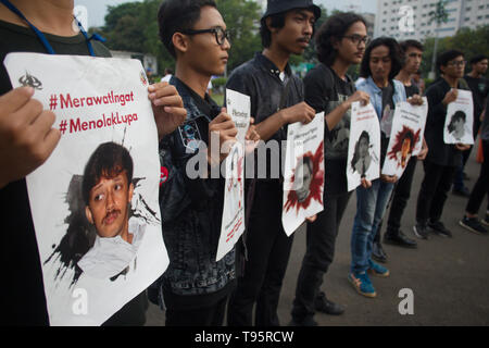 Jakarta, Jakarta, Indonésie. 16 mai, 2019. Vu les manifestants avec des affiches de Munir et Benardinus Irawan victimes de violations des droits de l'pendant la manifestation.Le Réseau de solidarité aux victimes de la Justice (JSKK) a organisé une manifestation silencieuse devant le palais présidentiel de Jakarta. La loi est généralement connu comme Kamisan Aksi et c'était son 586th jour et la demande est pour le président de résoudre les violations des droits de l'homme dans la tragédie de mai 1998 : - I - Trisakti Semanggi Semanggi II et du 13 au 15 mai 1998 des émeutes. Credit : Nick Hanoatubun SOPA/Images/ZUMA/Alamy Fil Live News Banque D'Images