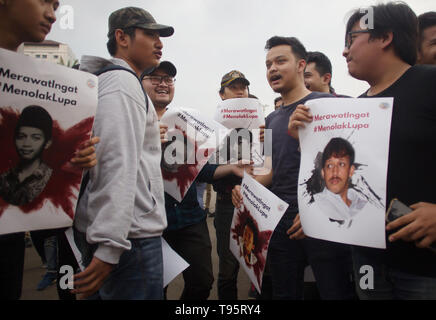 Jakarta, Jakarta, Indonésie. 16 mai, 2019. Vu les manifestants avec des affiches de Munir et Benardinus Irawan victimes de violations des droits de l'pendant la manifestation.Le Réseau de solidarité aux victimes de la Justice (JSKK) a organisé une manifestation silencieuse devant le palais présidentiel de Jakarta. La loi est généralement connu comme Kamisan Aksi et c'était son 586th jour et la demande est pour le président de résoudre les violations des droits de l'homme dans la tragédie de mai 1998 : - I - Trisakti Semanggi Semanggi II et du 13 au 15 mai 1998 des émeutes. Credit : Nick Hanoatubun SOPA/Images/ZUMA/Alamy Fil Live News Banque D'Images