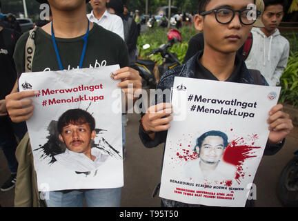 Jakarta, Jakarta, Indonésie. 16 mai, 2019. Vu les manifestants avec des affiches de Munir et Benardinus Irawan victimes de violations des droits de l'pendant la manifestation.Le Réseau de solidarité aux victimes de la Justice (JSKK) a organisé une manifestation silencieuse devant le palais présidentiel de Jakarta. La loi est généralement connu comme Kamisan Aksi et c'était son 586th jour et la demande est pour le président de résoudre les violations des droits de l'homme dans la tragédie de mai 1998 : - I - Trisakti Semanggi Semanggi II et du 13 au 15 mai 1998 des émeutes. Credit : Nick Hanoatubun SOPA/Images/ZUMA/Alamy Fil Live News Banque D'Images