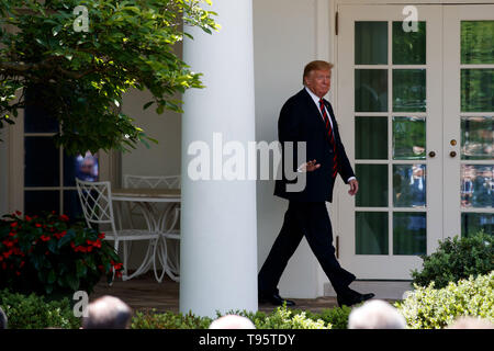 Washington, USA. 16 mai, 2019. Le Président américain Donald Trump arrive à des remarques concernant la réforme de l'immigration à la Maison Blanche à Washington, DC, États-Unis, le 16 mai 2019. Donald Trump a dévoilé un plan de réforme du jeudi pour la nation d'immigration canadien, destiné à favoriser les immigrants hautement qualifiés et de restreindre la migration basée sur la famille. Credit : Ting Shen/Xinhua/Alamy Live News Banque D'Images