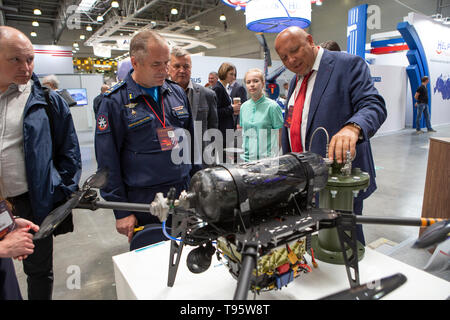 Moscou, Russie. 16 mai, 2019. Un participant présente un drone pour les visiteurs durant l'exposition internationale de l'industrie hélicoptère itc/USA 2019 à Moscou, Russie, le 16 mai 2019. L'exposition est tenue ici, du 16 au 18 mai. Crédit : Alexander Zemlianichenko Jr/Xinhua/Alamy Live News Banque D'Images