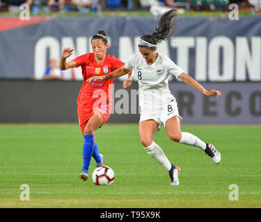 St Louis, USA. 16 mai, 2019. De l'avant, Christen Press (23), et la Nouvelle-Zélande defender, Abby Erceg (8), le travail de contrôle de la balle au cours de l'International Women's match de football entre les USA et la Nouvelle-Zélande, à Busch Stadium à Saint Louis, MO. Kevin Langley/Sports médias du Sud/CSM/Alamy Live News Banque D'Images