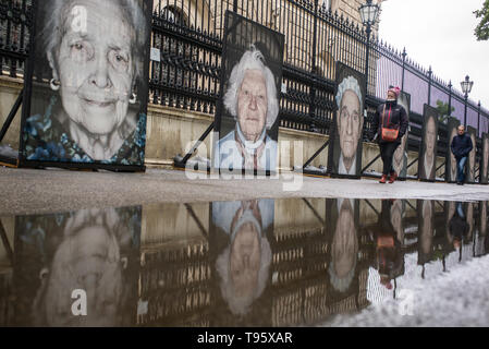 Beijing, l'Autriche. 16 mai, 2019. Photo portraits de survivants de l'holocauste pendant la Seconde Guerre mondiale sont présentés lors d'une exposition nommée 'Lest We Forget' dans une rue de Vienne, Autriche, le 16 mai 2019. L'exposition photo, photographe portraits montrant tourné par Luigi Toscano, ont démarré le 7 mai et durera jusqu'au 31 mai. Credit : Guo Chen/Xinhua/Alamy Live News Banque D'Images