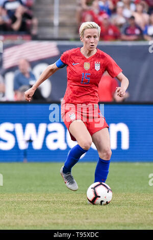 St Louis, USA. 16 mai, 2019. Megan Rapinoe en avant des États-Unis (15) déplace le ballon vers l'avant au cours de l'envoyer au large de série que l'United States Women's National Team hosted Nouvelle-zélande à Busch Stadium à Saint Louis, MO Ulreich/CSM/Alamy Live News Banque D'Images