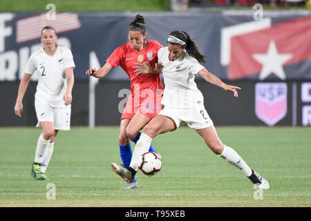 St Louis, USA. 16 mai, 2019. La nouvelle zelande defender EAbby Erceg (8) pousse en avant des États-Unis Christen Press (23) au large de la balle au cours de l'envoyer au large de série que l'United States Women's National Team hosted Nouvelle-zélande à Busch Stadium à Saint Louis, MO Ulreich/CSM/Alamy Live News Banque D'Images