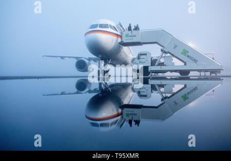 Berlin, Allemagne. 17 mai, 2019. Un Airbus A319 de la Force aérienne allemande est prêt à décoller de la partie militaire de l'aéroport de Tegel dans le brouillard. Le ministre fédéral des affaires étrangères, Maas (SPD) se rend à la réunion du Comité des Ministres du Conseil de l'Europe à Helsinki. Credit : Kay Nietfeld/dpa/Alamy Live News Banque D'Images