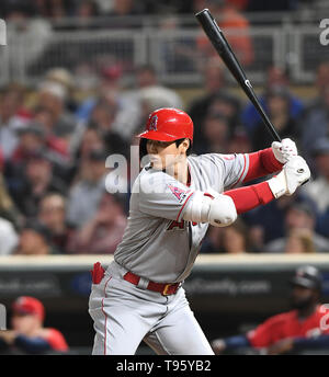 Los Angeles Angels frappeur Shohei Ohtani au bâton dans la huitième manche de la Ligue Majeure de Baseball pendant la partie contre les Twins du Minnesota au champ cible à Minneapolis, Minnesota, United States, 14 mai 2019. Credit : AFLO/Alamy Live News Banque D'Images