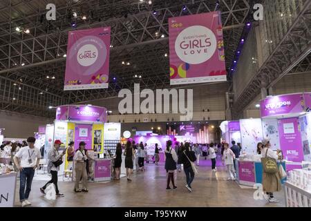 Chiba, Japon. 17 mai, 2019. Les visiteurs se réunissent au cours de l'KCON Japon 2019 au Makuhari Messe Convention Center. L'KCON vise à promouvoir la culture de la Corée du Sud y compris K-pop, de la mode, de l'alimentation, et des émissions de télévision au Japon. Culture Le festival a lieu du 17 au 19 mai. Credit : Rodrigo Reyes Marin/ZUMA/Alamy Fil Live News Banque D'Images