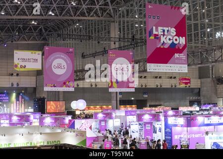 Chiba, Japon. 17 mai, 2019. Les visiteurs se réunissent au cours de l'KCON Japon 2019 au Makuhari Messe Convention Center. L'KCON vise à promouvoir la culture de la Corée du Sud y compris K-pop, de la mode, de l'alimentation, et des émissions de télévision au Japon. Culture Le festival a lieu du 17 au 19 mai. Credit : Rodrigo Reyes Marin/ZUMA/Alamy Fil Live News Banque D'Images