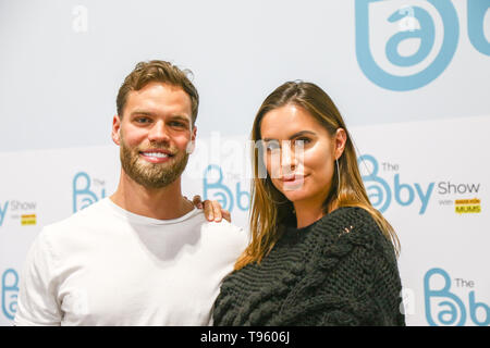 Birmingham, UK. 17 mai, 2019. La réalité TV show stars Jess cisailles et levier Dom apparaissent à la Baby Show à Birmingham, nec. L'île de l'amour couple qui se sont mariés sur LIVE TV attendent leur premier enfant, mais l'échéance est un secret. Peter Lopeman/Alamy Live News Banque D'Images