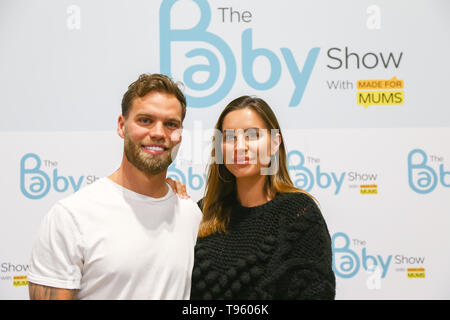 Birmingham, UK. 17 mai, 2019. La réalité TV show stars Jess cisailles et levier Dom apparaissent à la Baby Show à Birmingham, nec. L'île de l'amour couple qui se sont mariés sur LIVE TV attendent leur premier enfant, mais l'échéance est un secret. Peter Lopeman/Alamy Live News Banque D'Images