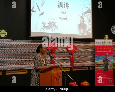 (190517) -- BEIJING, 17 mai 2019 (Xinhua) -- Natasha Chan, 18 ans, fait son discours au cours de la 18e finale régionale du 'Chinese Bridge' à Suva, capitale des îles Fidji, le 6 mai 2019. Elle a finalement remporté le premier prix du concours. (Xinhua/Zhang Yongxing) Banque D'Images