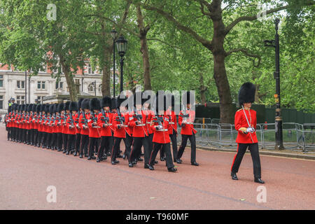 Londres, Royaume-Uni. 17 mai, 2019. Les membres de Sa Majesté's Foot Guards représentant divers régiments ménage prendre part à la parade des Horse Guards à répétitions de couleur pour l'anniversaire de la Reine le 8 juin parade Crédit : amer ghazzal/Alamy Live News Banque D'Images